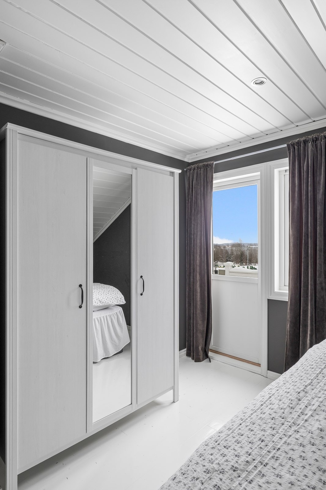 Downlightsbelysning gir en lun atmosfære på soverommet.. Galleribilde