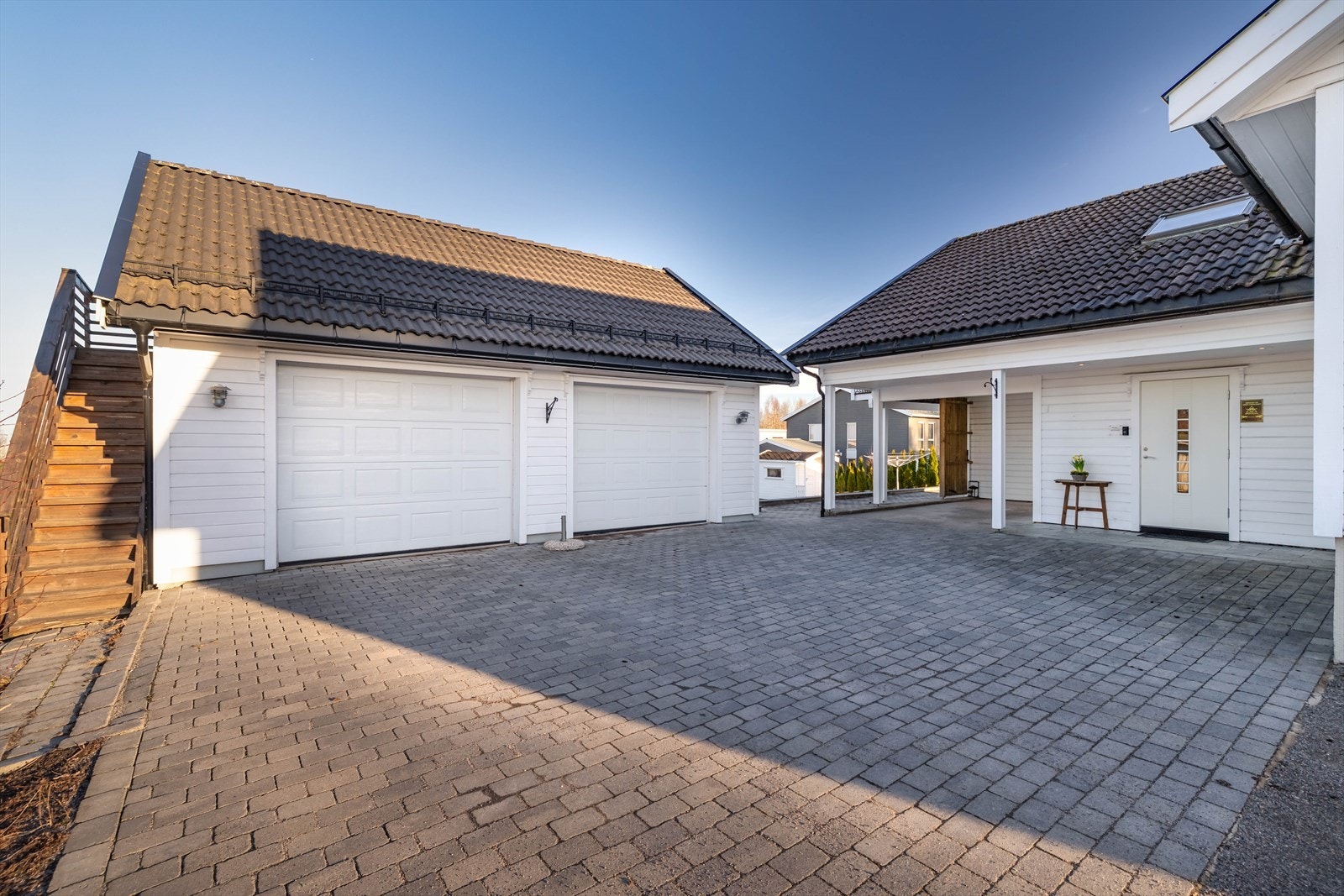 Romslig gårdsrom med gode parkeringsmuligheter. Dobbelgarasje, carport og ellers godt med biloppstillingsplass. Galleribilde