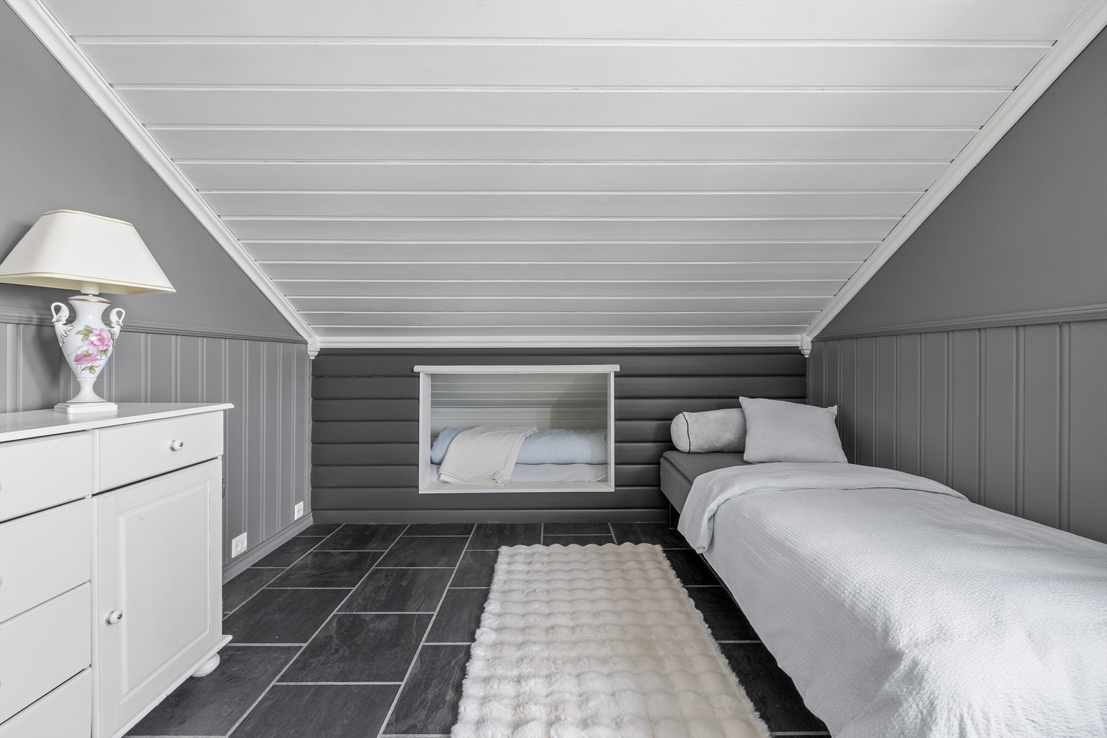 Soverom 2 har også plass til seng, nattbord og garderobeløsning Galleribilde