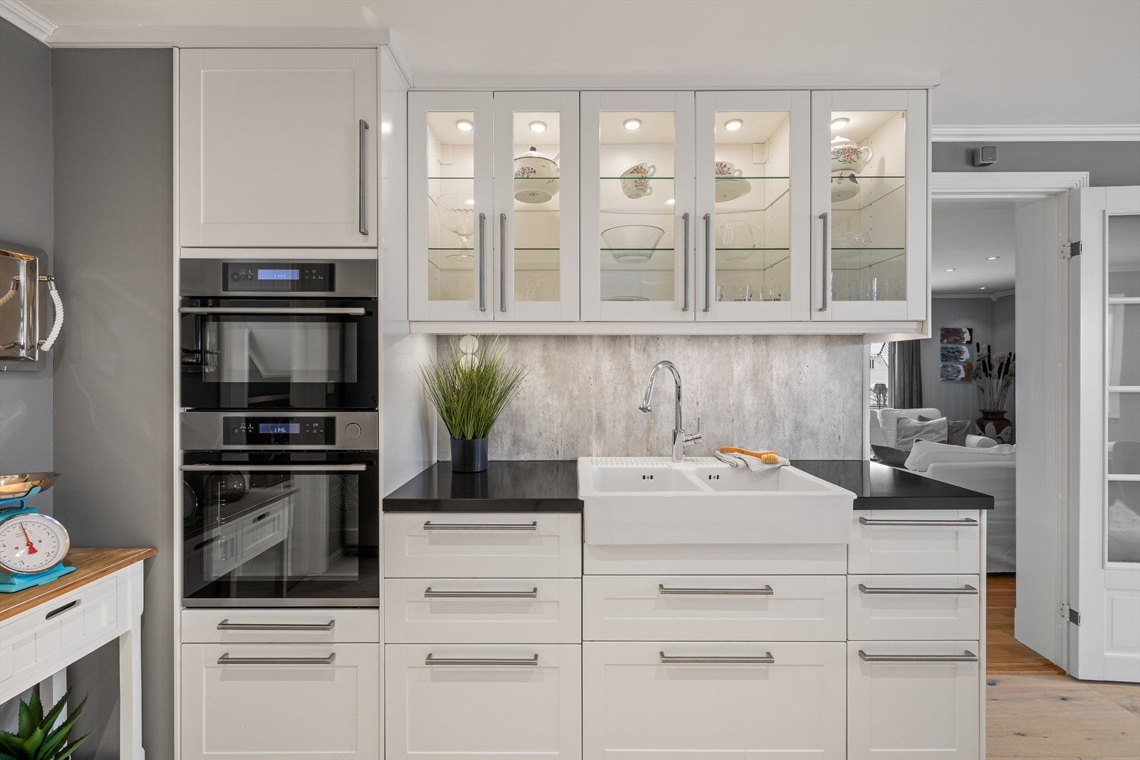 Av integrerte hvitevarer er det oppvaskmaskin, platetopp, micro og stekeovn. Det er montert vannstoppsystem og komfyrvakt Galleribilde