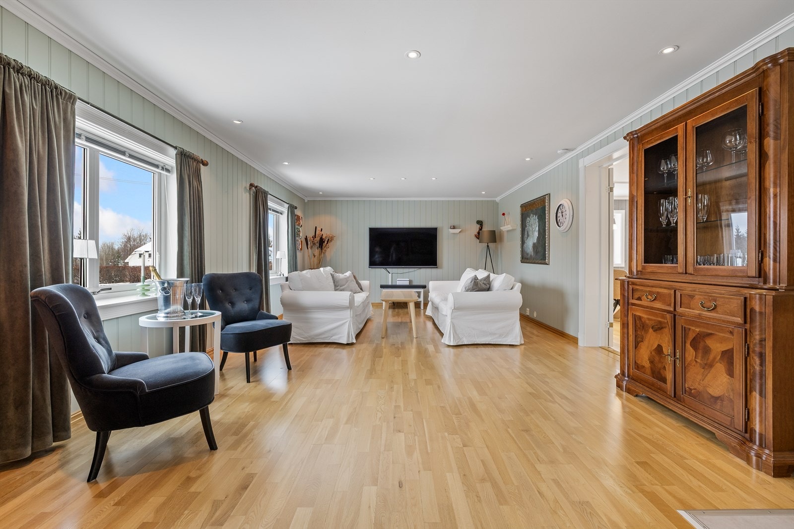 Det er god plass til sofa, stuebord og tv- møblement Galleribilde