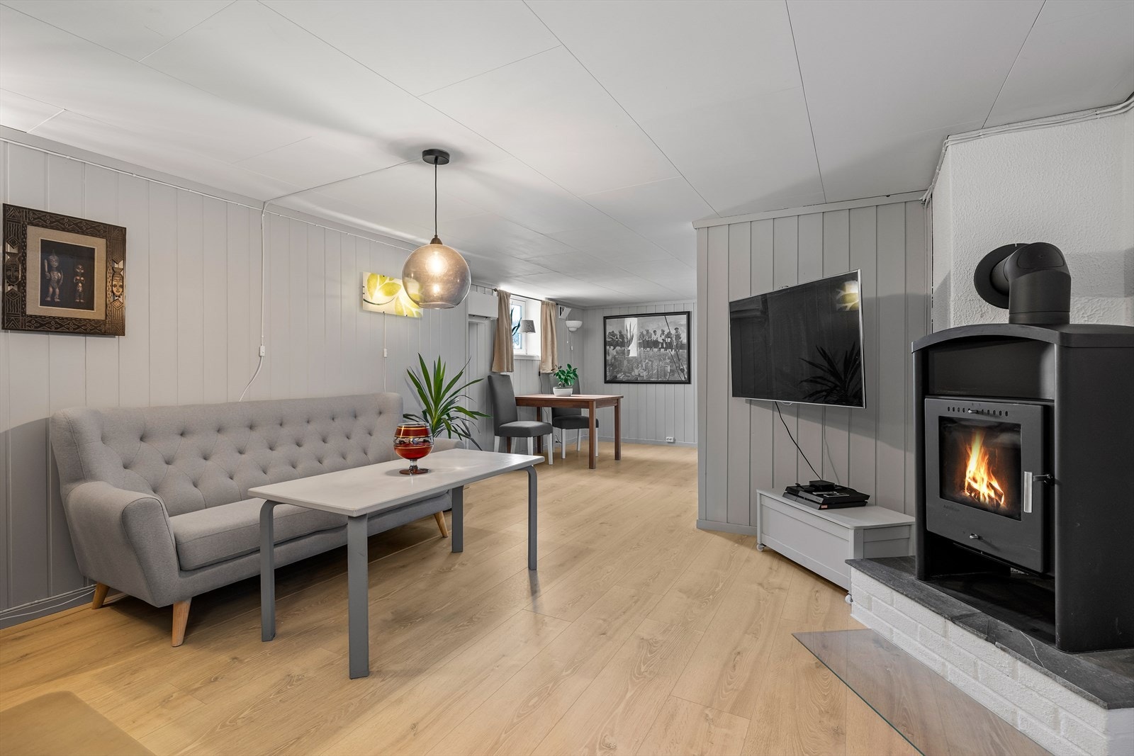 I kjelleren er det bad, stue/kjøkken, soverom og bod Galleribilde