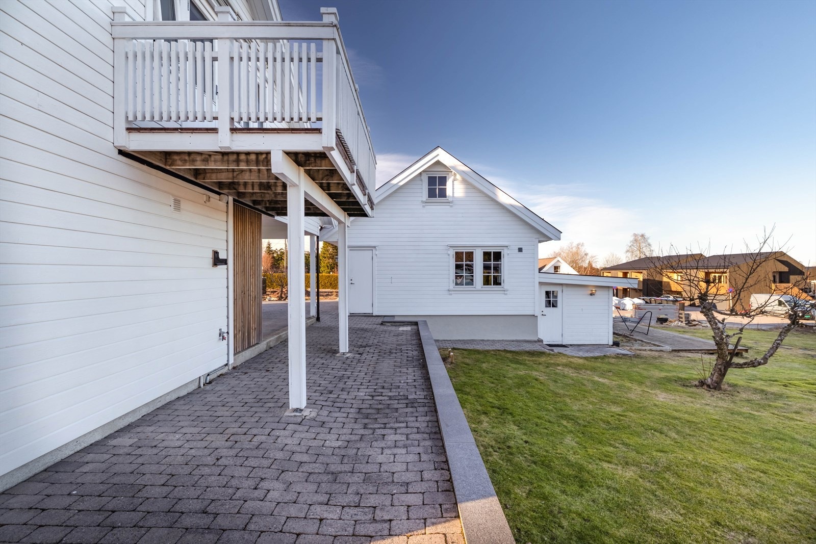 Beleggningssten følger gårdsplassen fra foran garasjen og gir en god helhet, rett å slett vel gjennomført Galleribilde