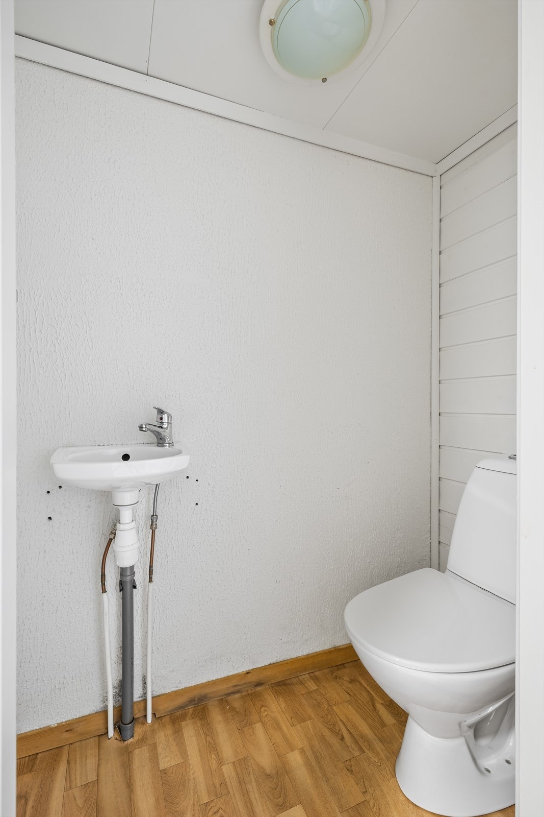 Eget toalettrom i kjelleren Galleribilde