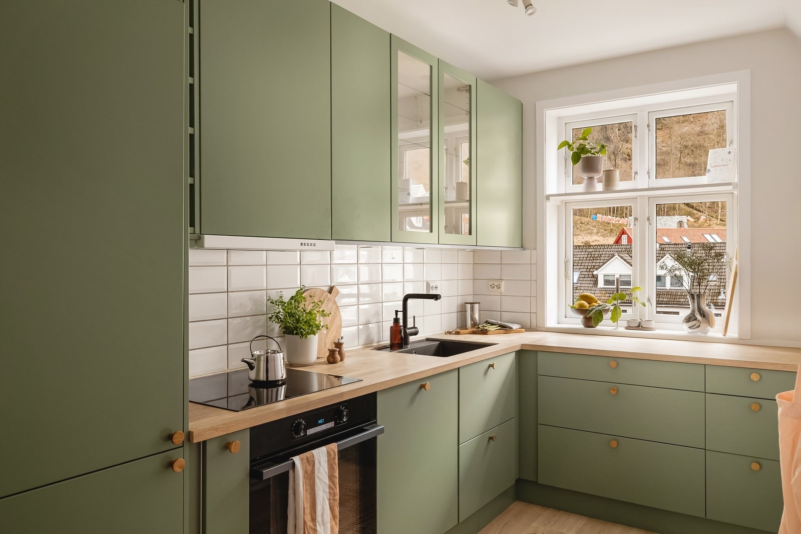 Stilrene, glatte fronter og benkeplate av heltre. Galleribilde