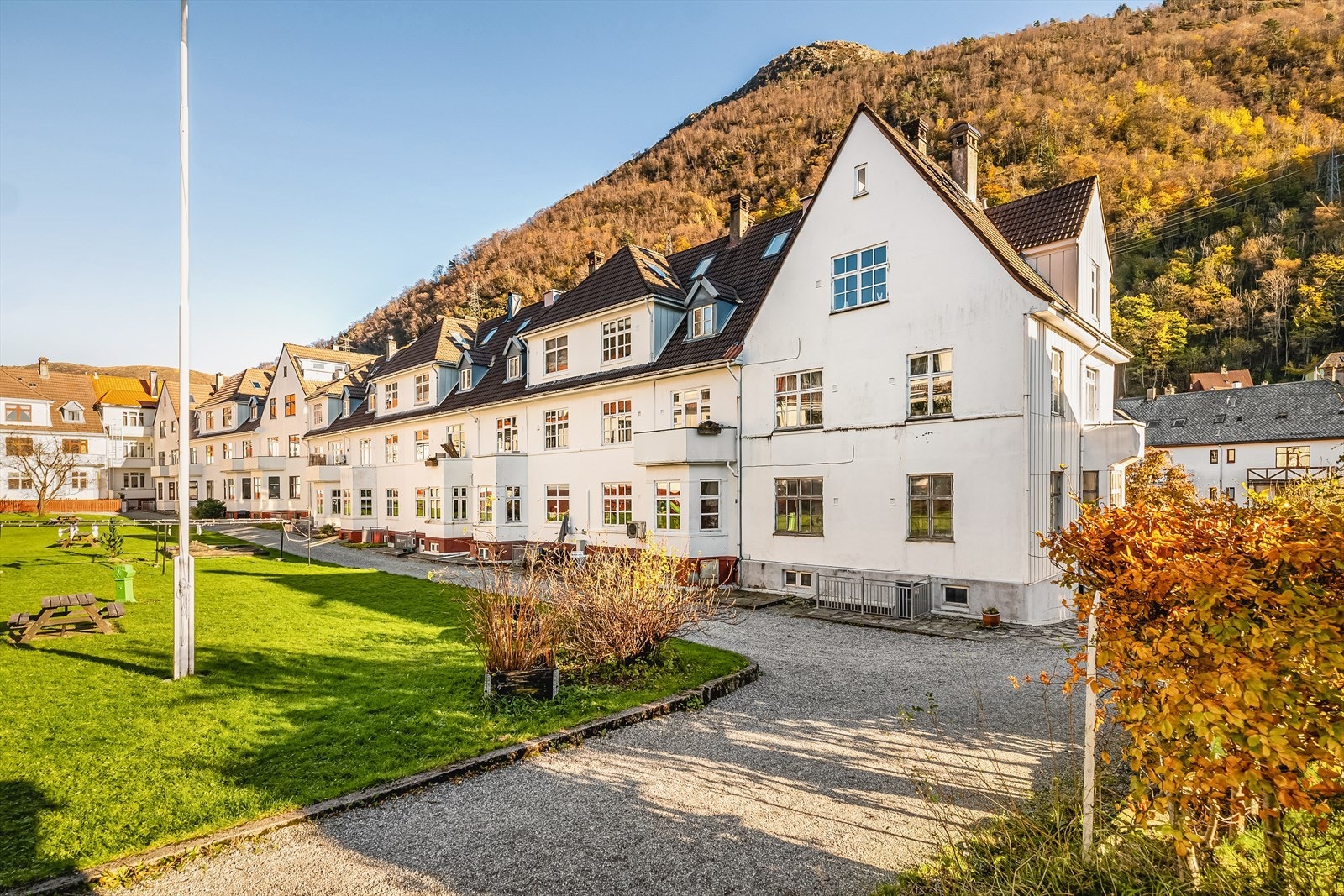 Leiligheten eier en ideell andel av Sameiet Lappen 32X som disponerer bakplassen mellom murhusene. Galleribilde