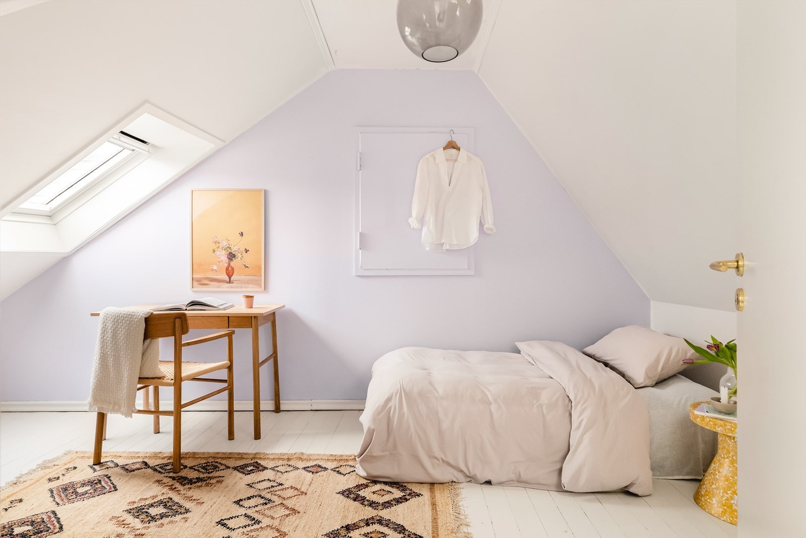 Soverom nr. 2 har god plass til seng. nattbord og kommode/skrivebord. Galleribilde