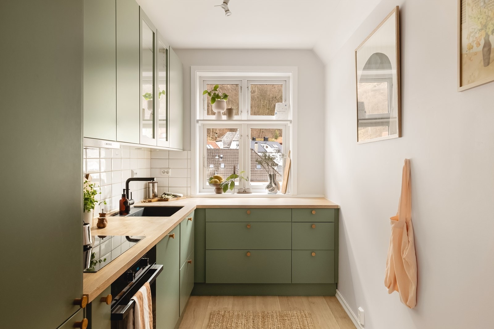 Her får du alt du trenger av integrerte hvitevarer, inkludert kjøleskap, oppvaskmaskin, platetopp og stekeovn. Galleribilde