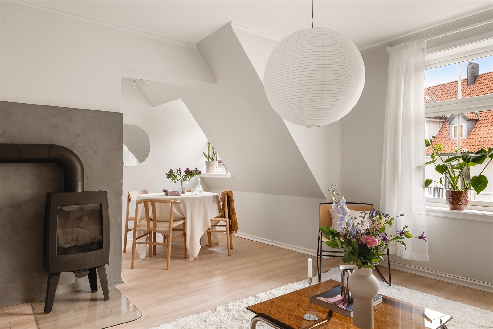 Stuen er romslig og byr på muligheter til å innrede med både romslig sofa og spisebord. Galleribilde