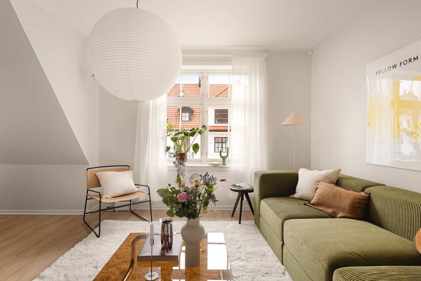 Leiligheten har en lys fargepalett og holder en god standard med en funksjonell planløsning over to plan. Galleribilde