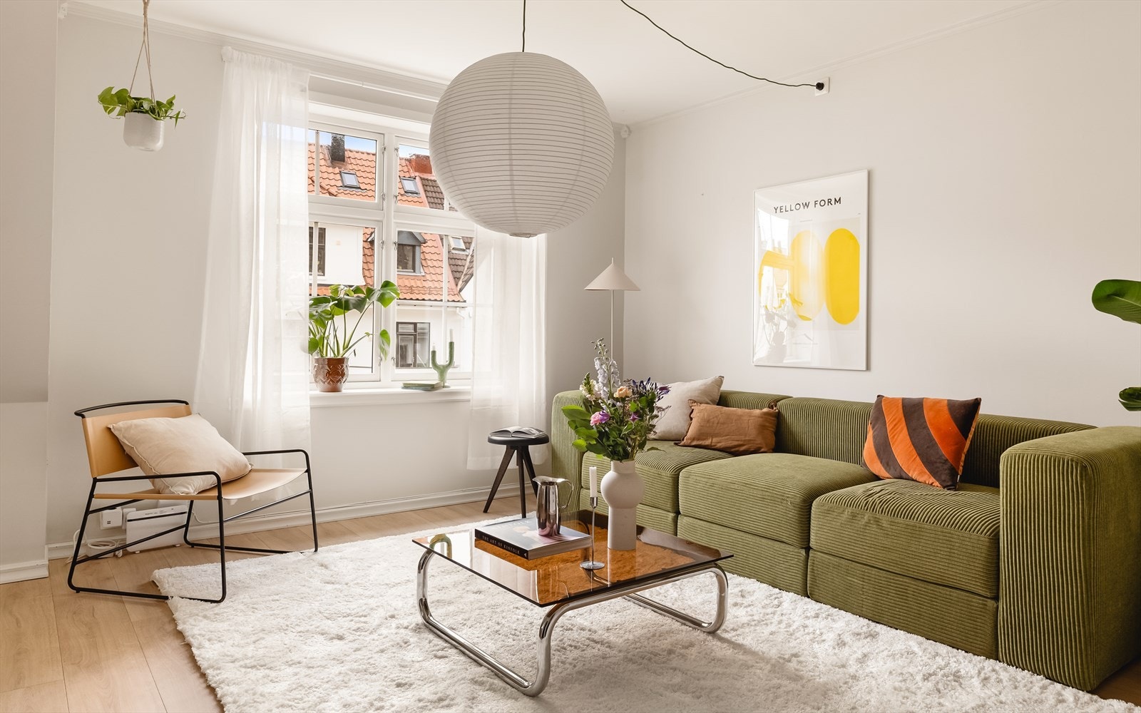 Leiligheten har nyere laminat på gulv i hovedetasjen. Galleribilde