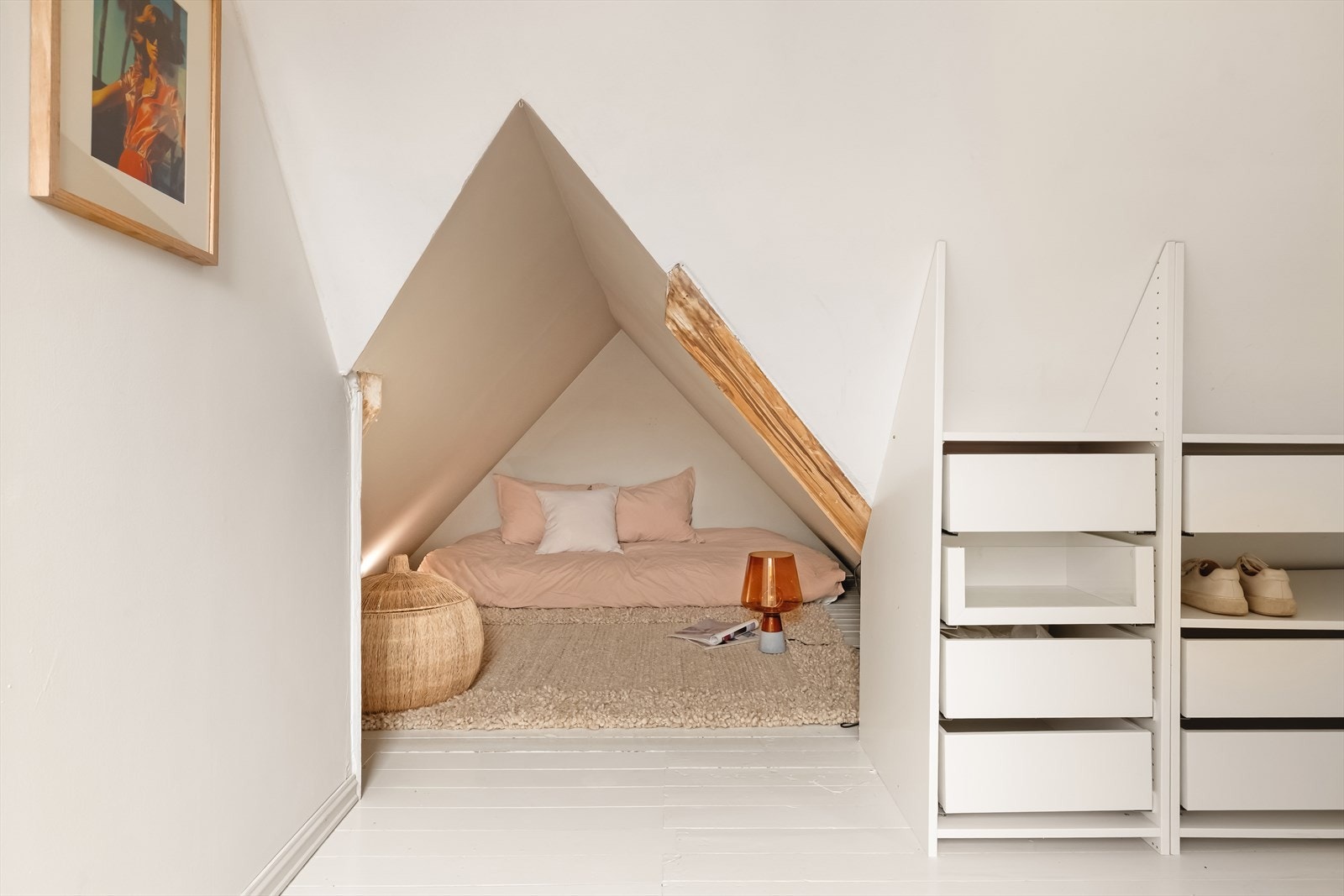 Loftet har godt med lagringsplass i praktiske skapinnredninger. Galleribilde