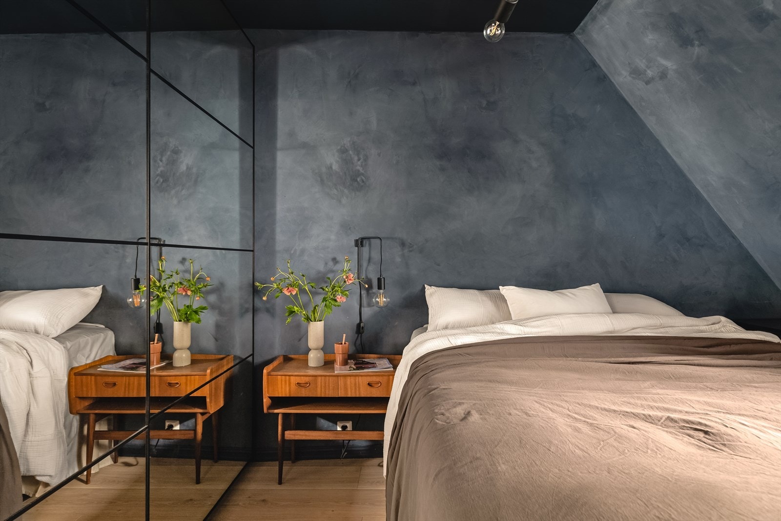 Leiligheten har to gode soverom. Hovedsoverom er plassert i hovedetasjen. Galleribilde