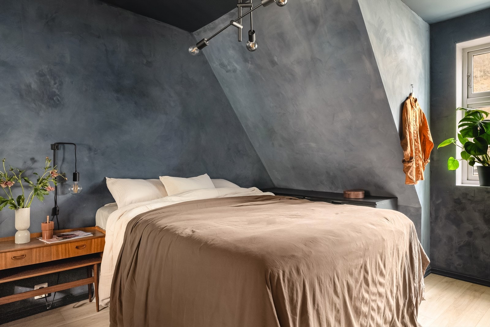 Her er plass til stor seng, nattbord og skyvedørsgarderobe. Galleribilde