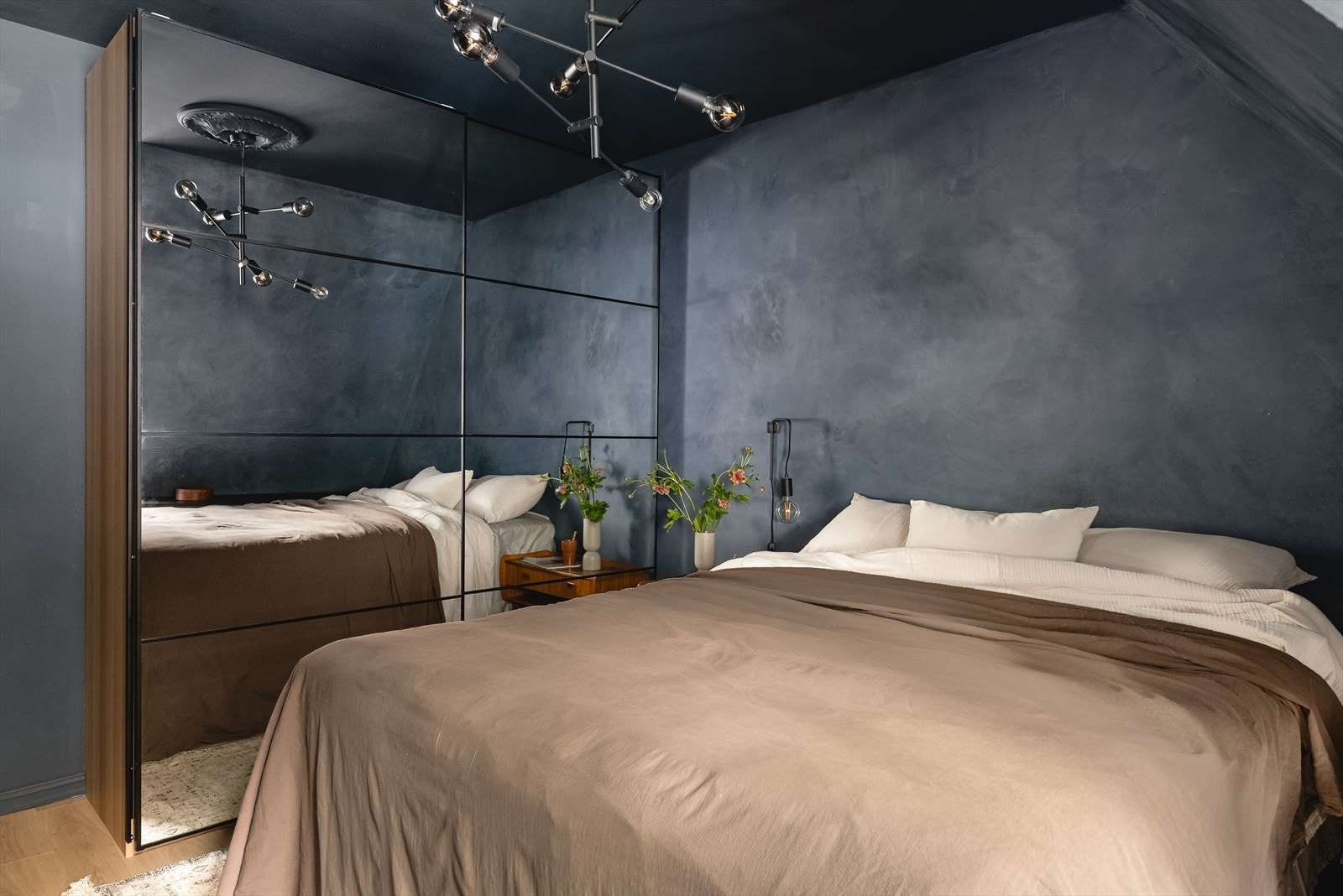 Både vegg og himling er malt i stilig strukturmaling! Galleribilde