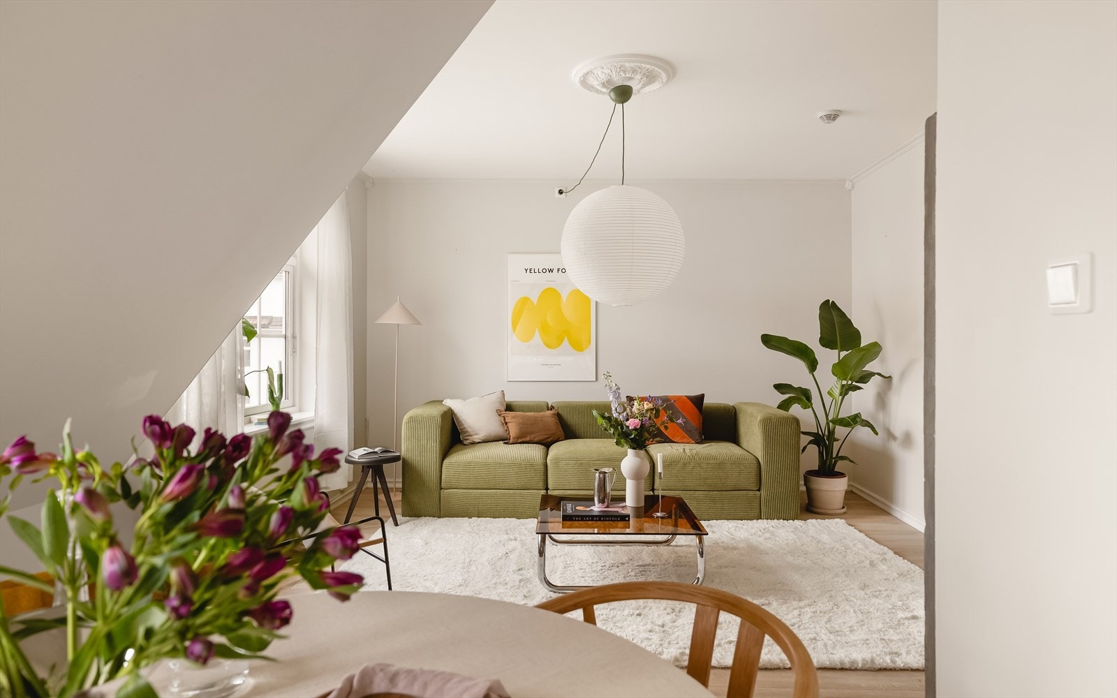 Stuen har store vindusflater som gir rommet rikelig med naturlig lys. Galleribilde