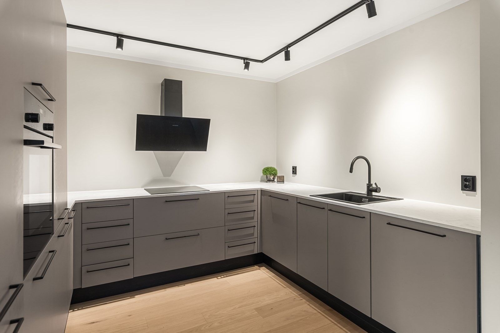 Kjøkkenet fra kvalitetsleverandøren Italian Design, er moderne og stilrent med glatte fronter og laminat benkeplate. Galleribilde