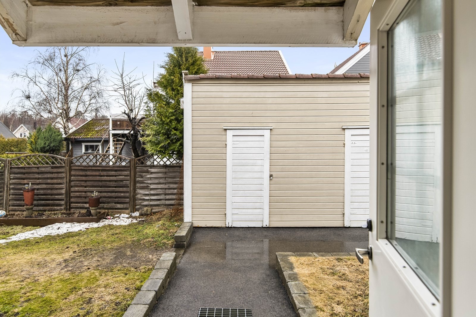 Like ovenfor inngangspartiet, finner du en praktisk og romslig sportsbod. Det er gode parkeringsmuligheter på egen gårdsplass rett utenfor boligen. Det er ingen fellesgjeld, og en meget lav felleskostnad på bare kr 500,- pr. måned. Galleribilde
