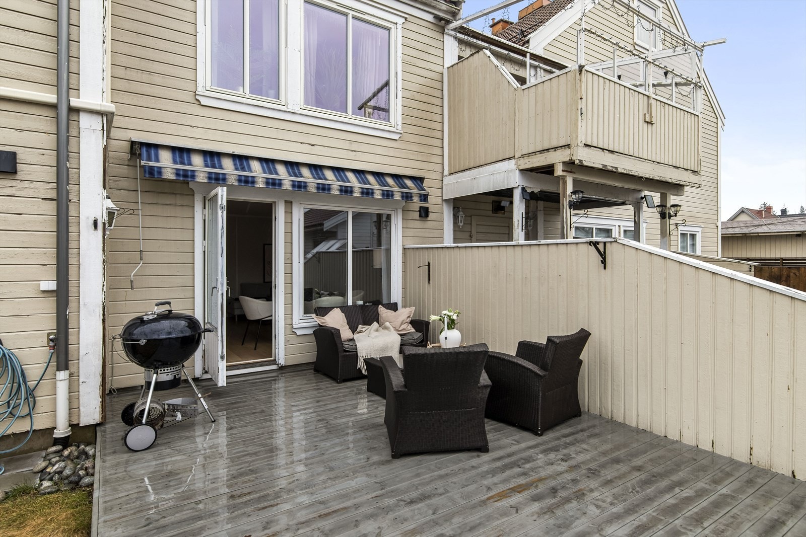 Her finner du en hyggelig terrasse på ca. 18 m² etablert i 2025, som fungerer som en naturlig forlengelse av stuen i sommerhalvåret. Galleribilde