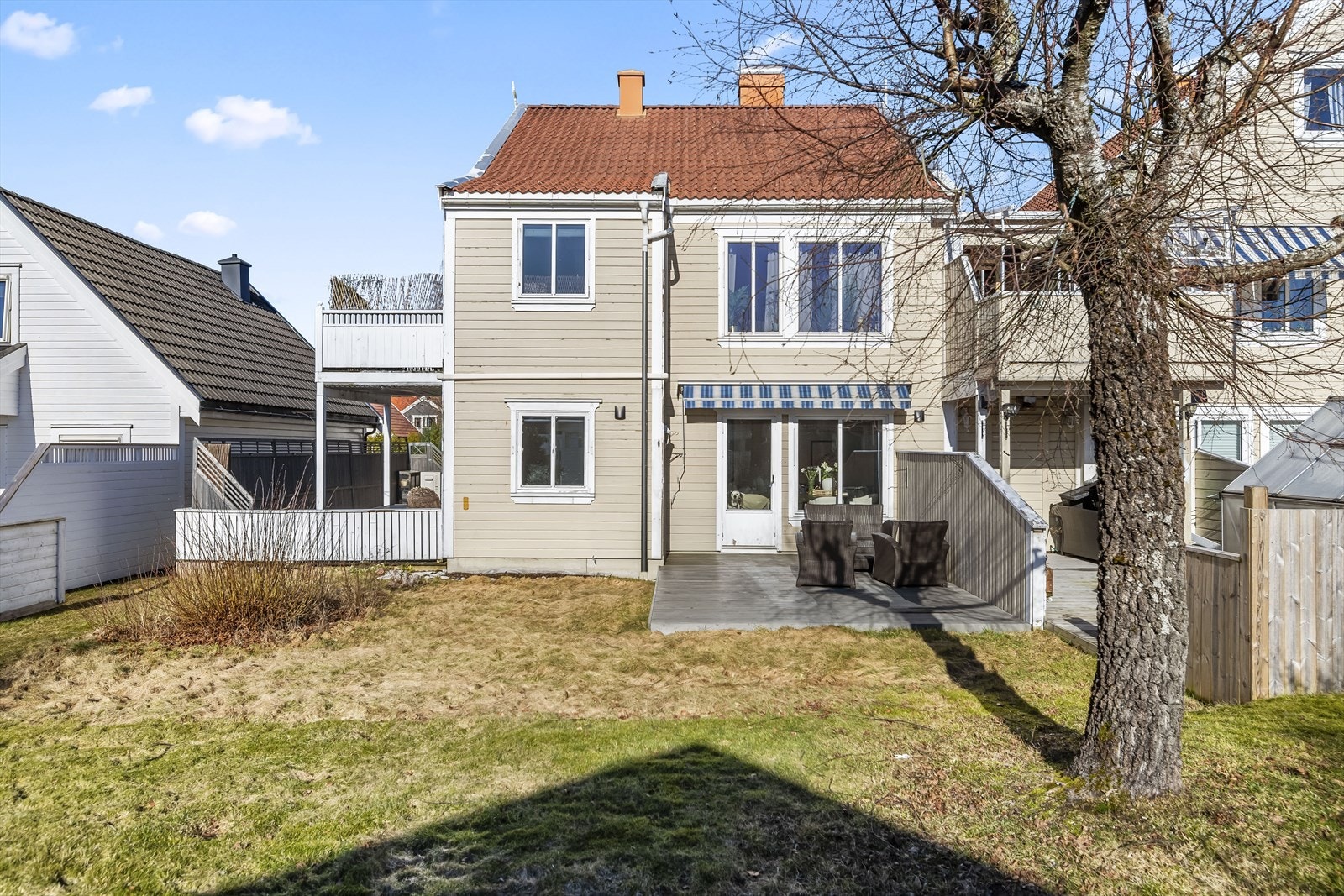 Eiendommen ligger på en pent opparbeidet tomt i et etablert og svært barnevennlig nabolag på Ringshaug. Galleribilde