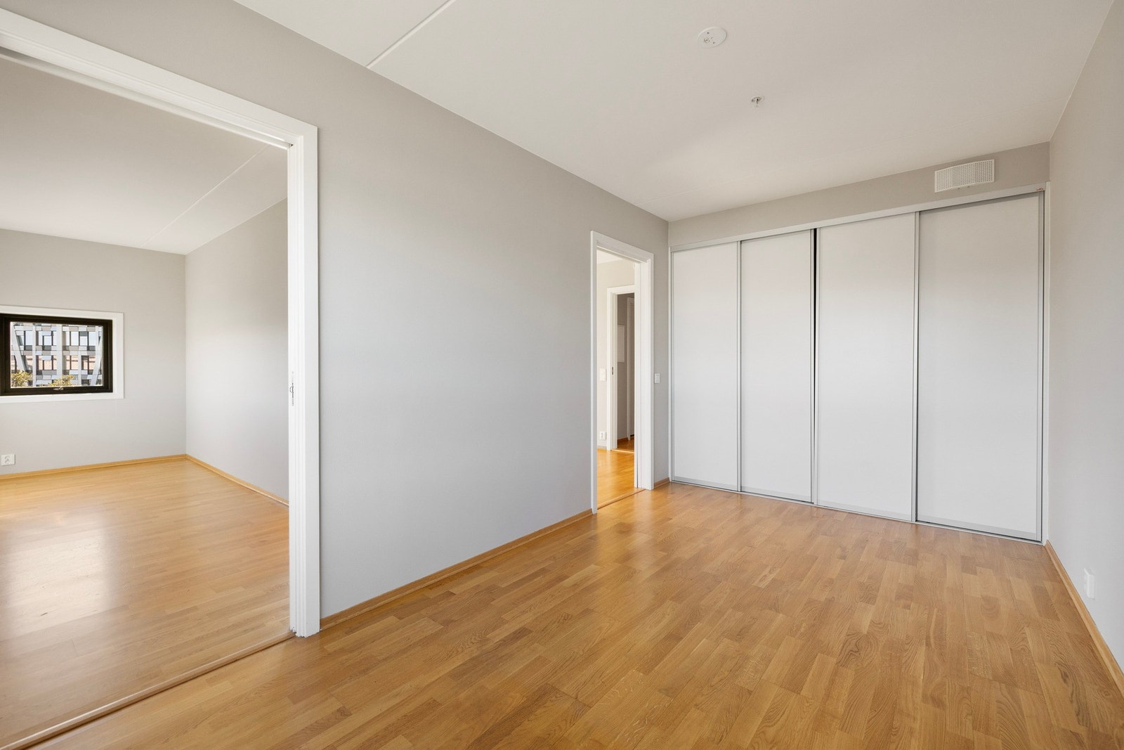 Skap på hovedsoverom følger med i handelen Galleribilde