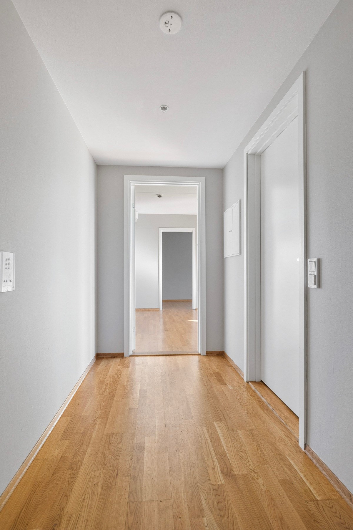 Innbydende entrè med god plass til å sette fra seg yttertøy og sko Galleribilde