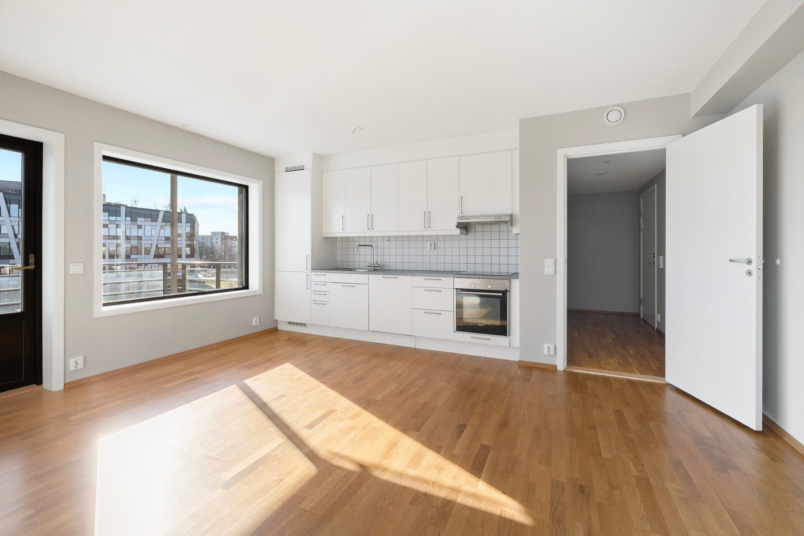 Leiligheten er oppgradert i 2026 med bla. veggmalte flater, badersomsvask, bytte av innvendige dører m.m. Galleribilde