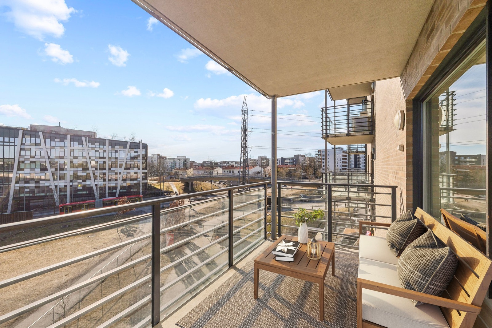 Det er god plass til utemøbler, diverse beplantning og til grill på balkongen Galleribilde