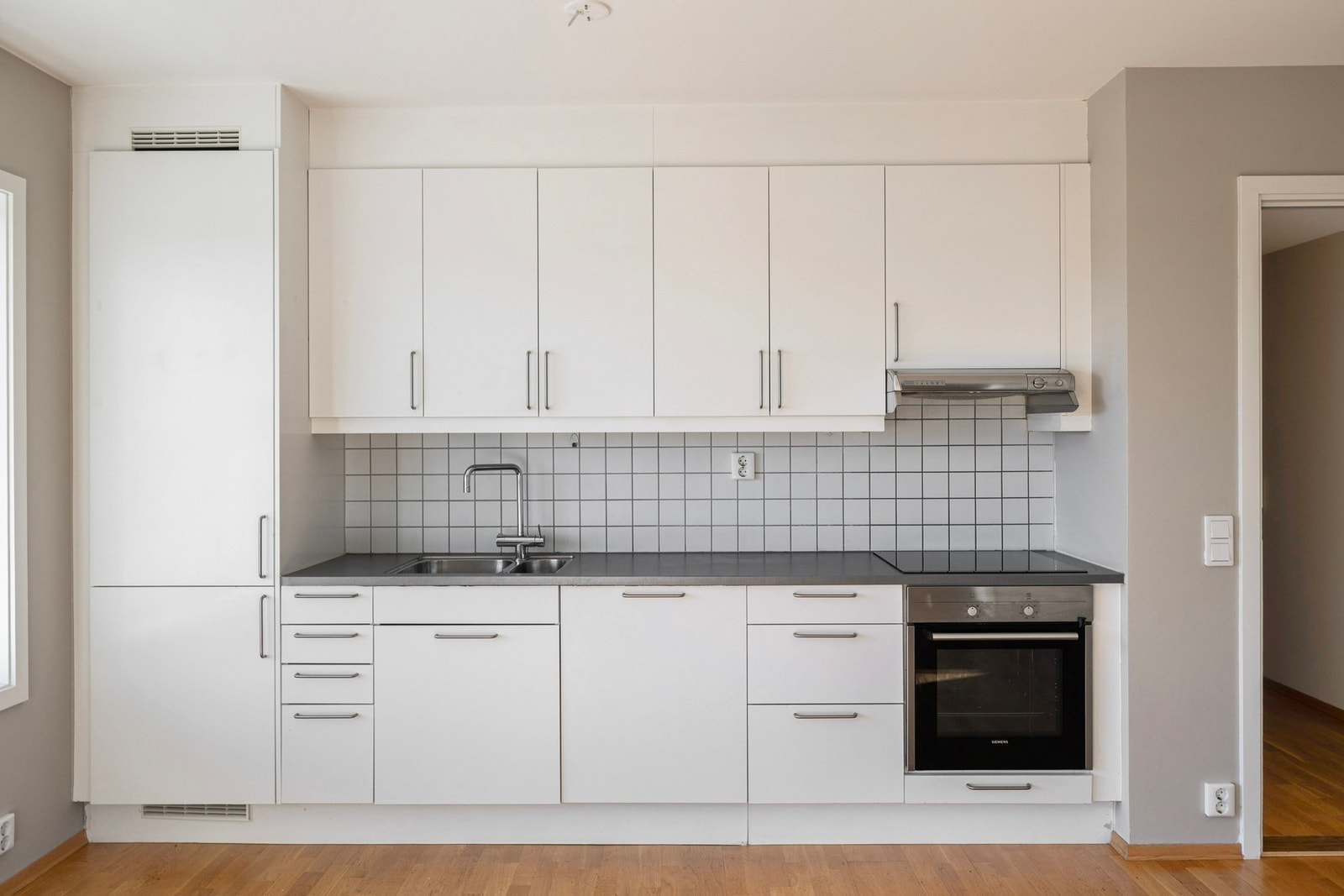 Stort og flott kjøkken med gode oppbevaringsmuligheter. Galleribilde