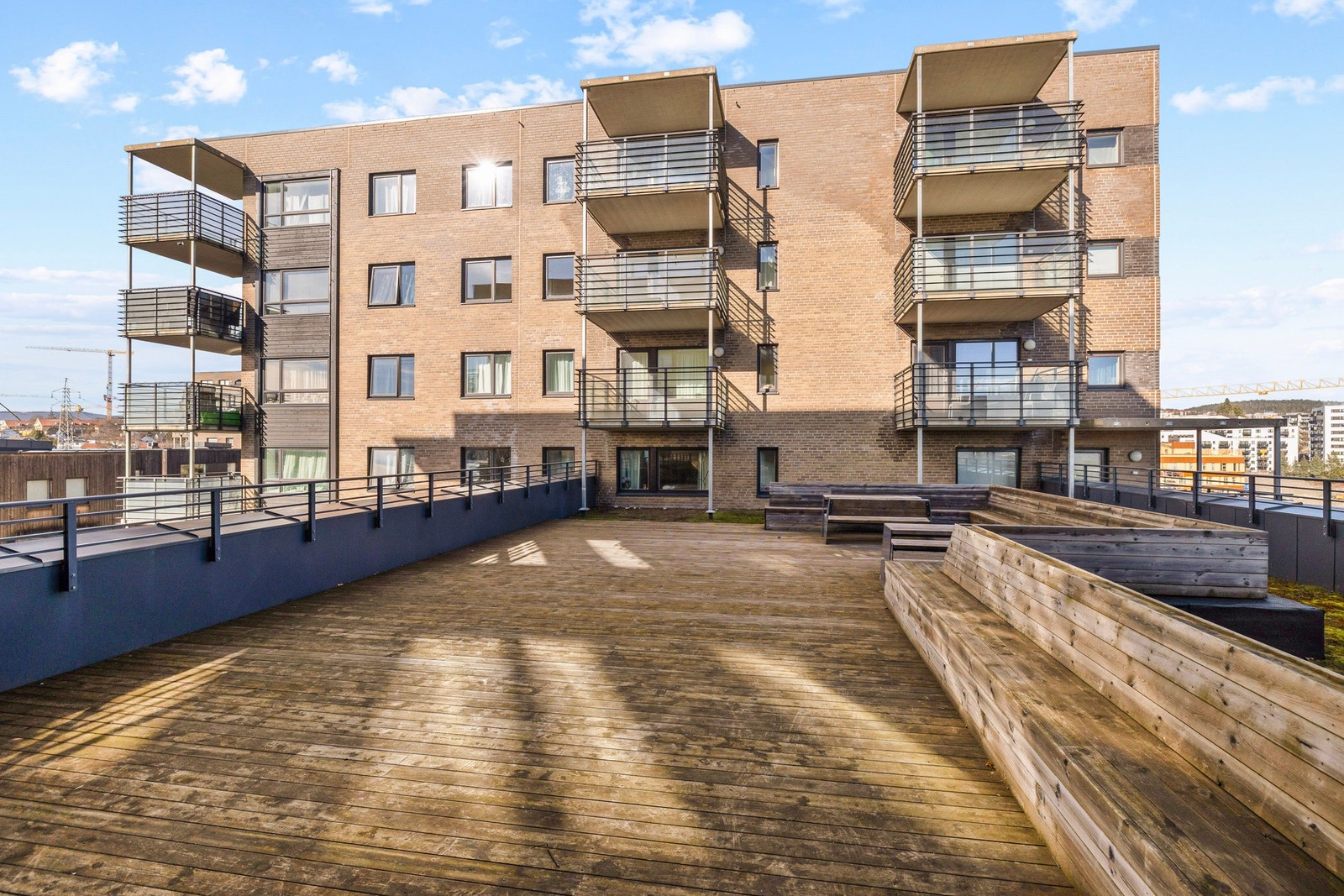 Stor takterrasse i sameiet som beboerne fritt kan benytte seg av. Galleribilde