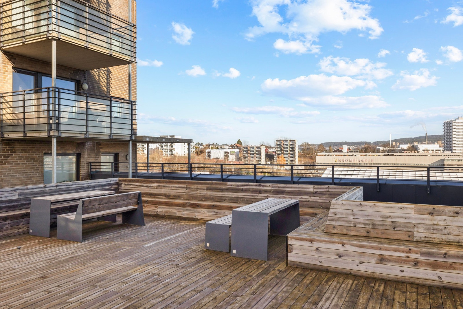Stor takterrasse i sameiet som beboerne fritt kan benytte seg av. Galleribilde