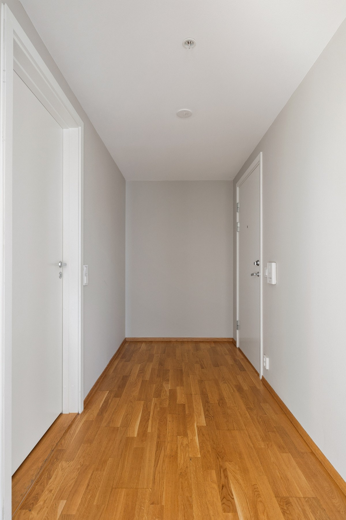 Innbydende entrè med god plass til å sette fra seg yttertøy og sko Galleribilde