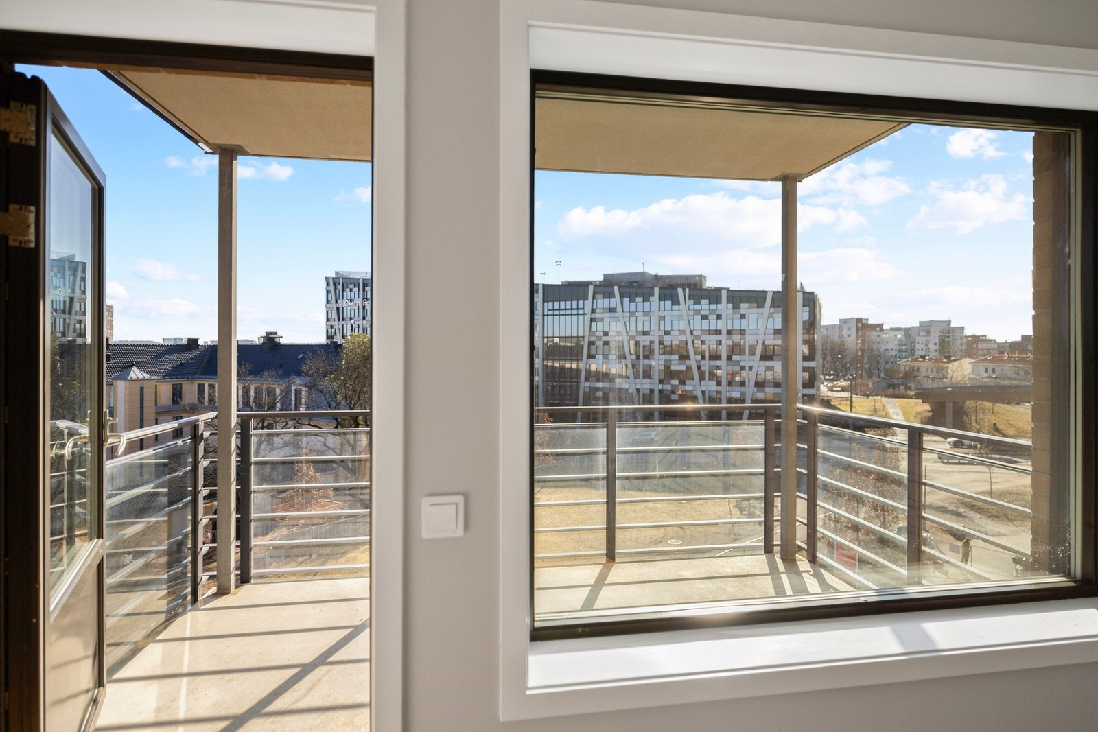 Store vindusflater gir rikelig med naturlig lys inn i boligen Galleribilde