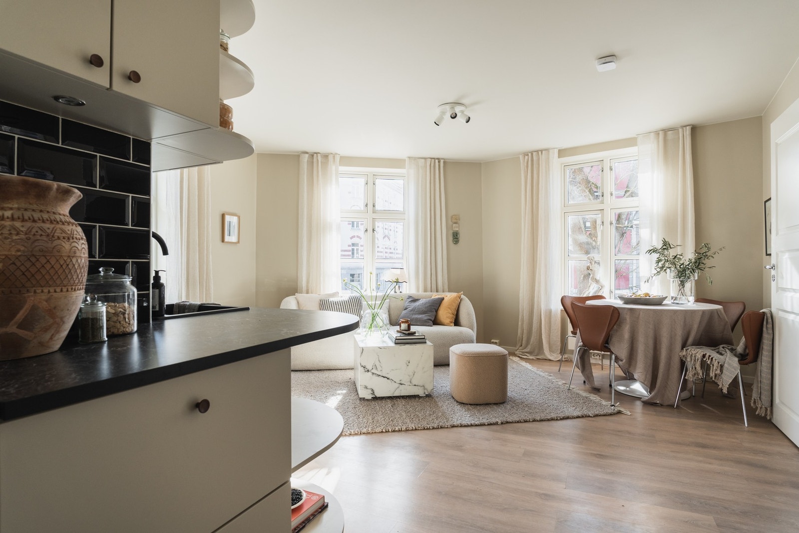 Leiligheten ligger skjermet til på Kampen, omringet av hyggelige nabolagskaféer og grøntområder. Galleribilde