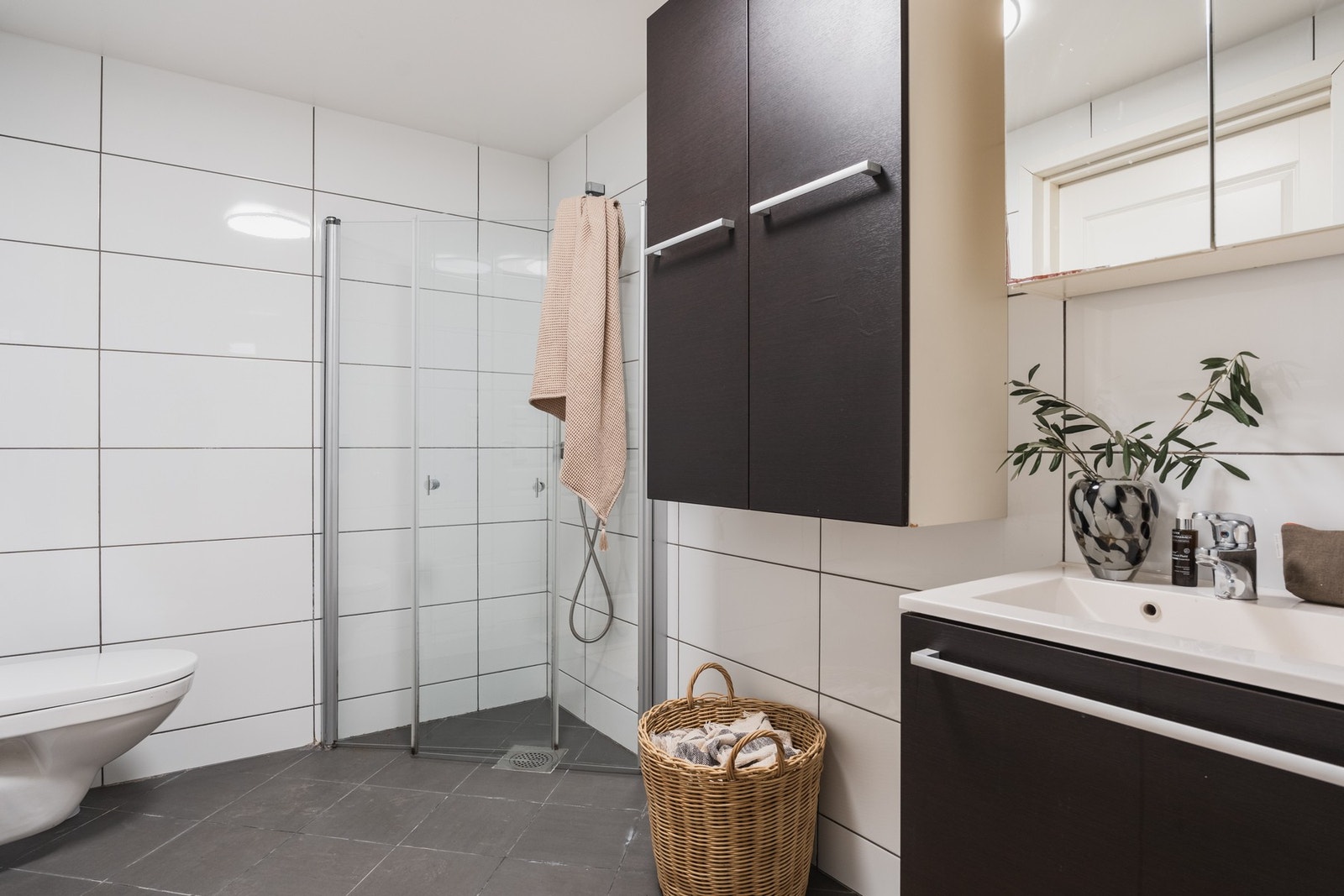 Badet har god oppbevaringsplass i veggskap og baderomsinnredning. Galleribilde