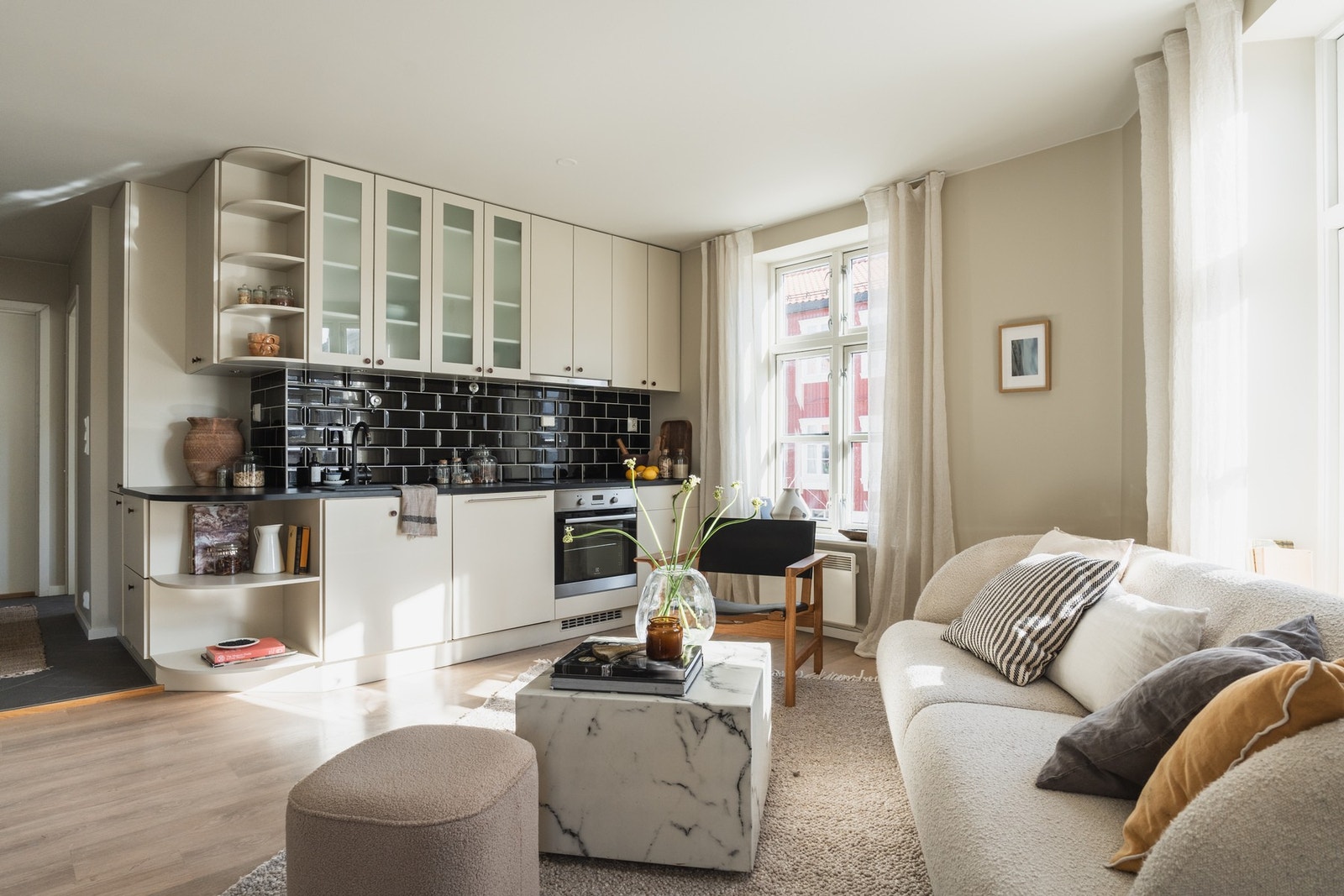 Det er åpen stue/kjøkken-løsning, som legger til rette for et sosialt miljø. Galleribilde