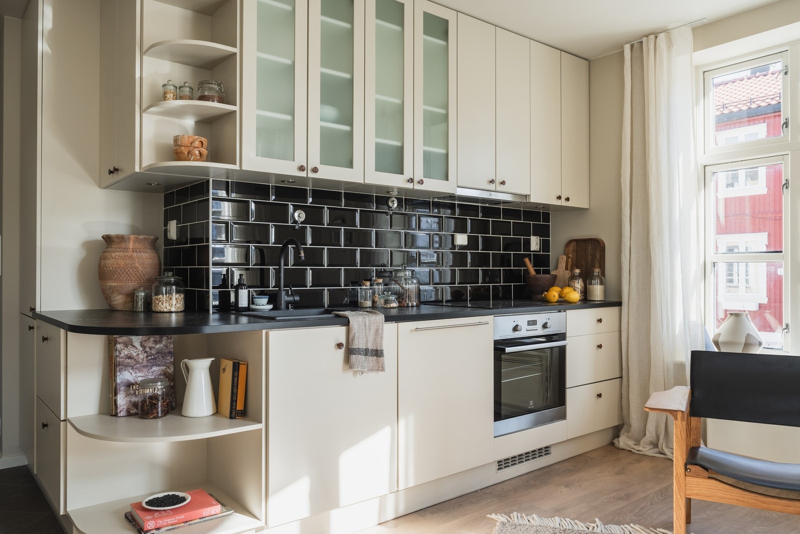 Kjøkkeninnredning med nymalte fronter fra 2025. Galleribilde