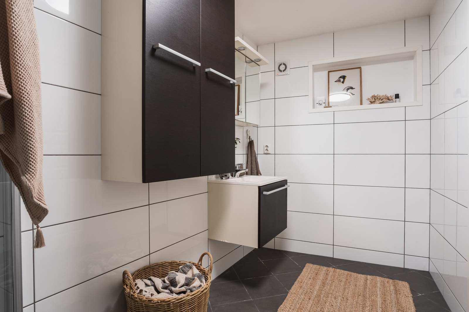 Baderommet oppvarmes med elektriske varmekabler i gulv. Galleribilde