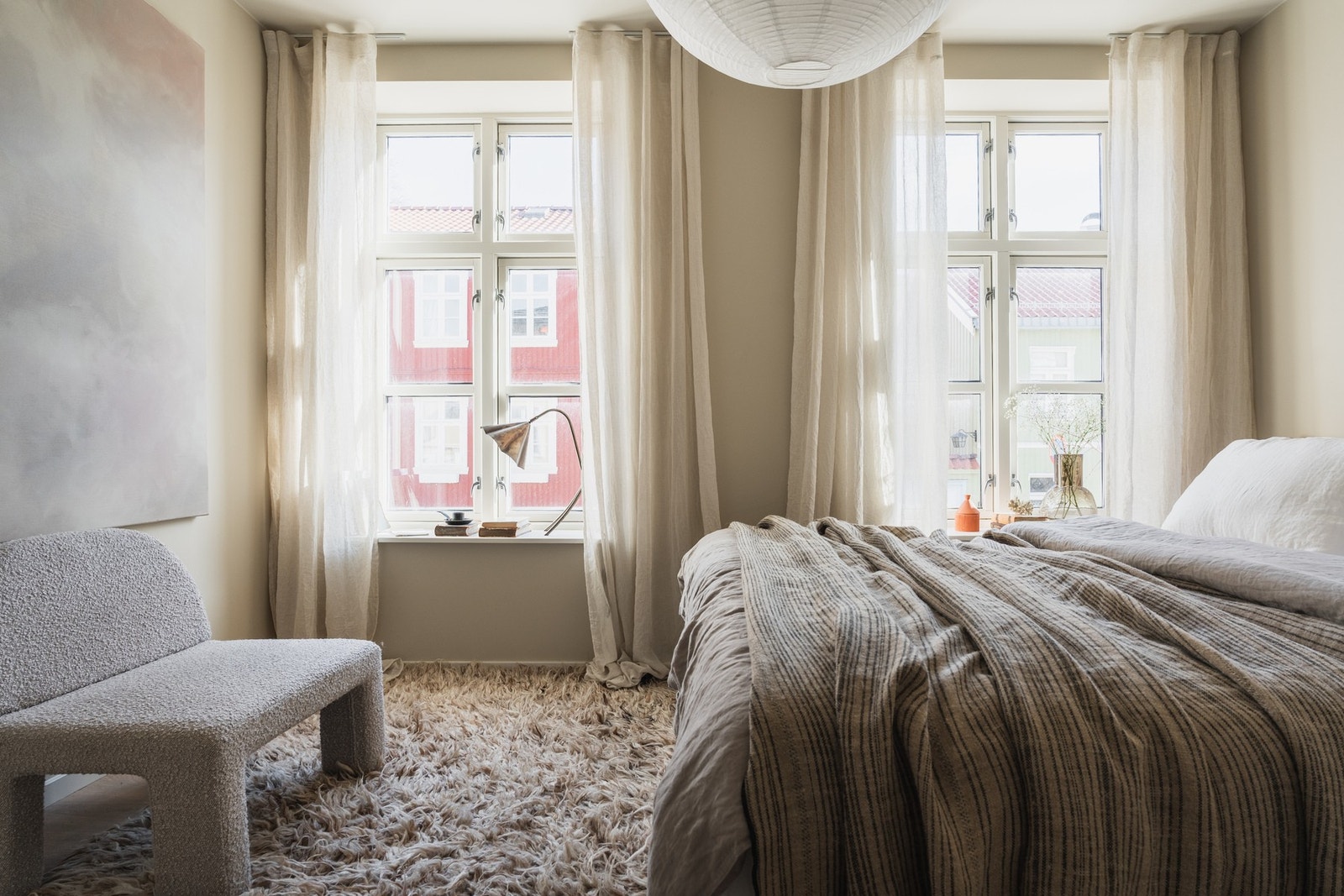 Med store vindusflater, får du en god og luftig romfølelse. Galleribilde