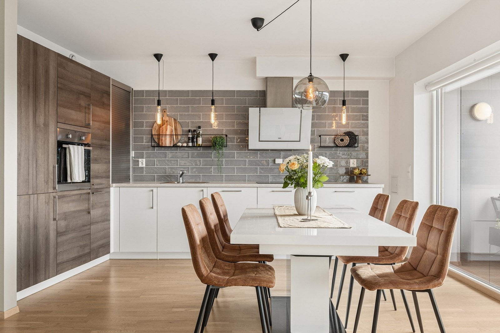 Kjøkkenet har innredning med glatte fronter. Benkeplaten er av laminat. Det er kjøl/fryseskap, induksjonstopp, stekeovn, vannstoppsystem og komfyrvakt. Galleribilde