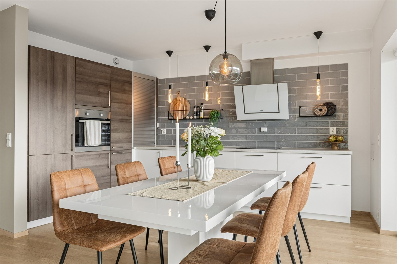 Et stilrent og velutstyrt kjøkken med god plass til spisebord og stoler. Galleribilde