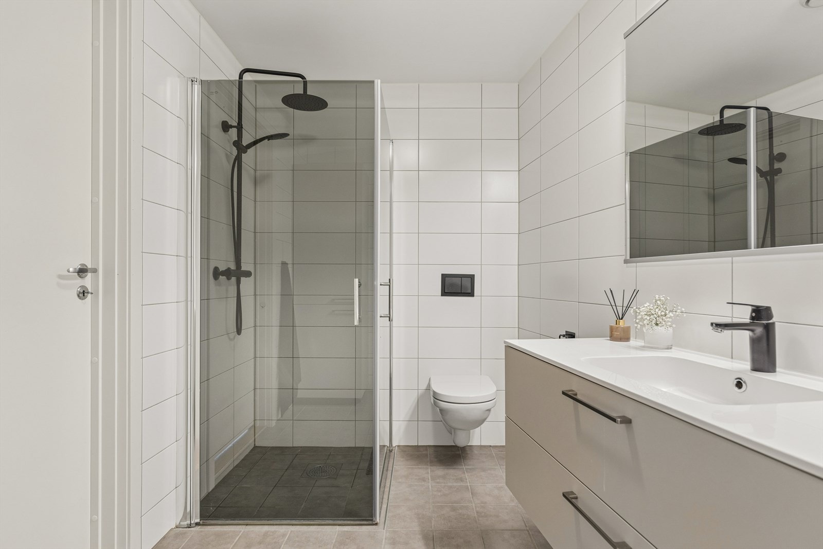 Flott, helfliset baderom med elektriske varmekabler. Et godt sted å starte dagen! Galleribilde