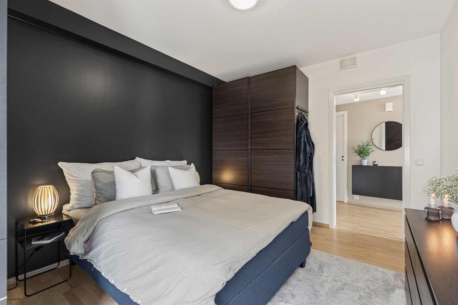 Romslig soverom av komfortabel størrelse med plass til dobbelseng, nattbord og garderobe. Galleribilde