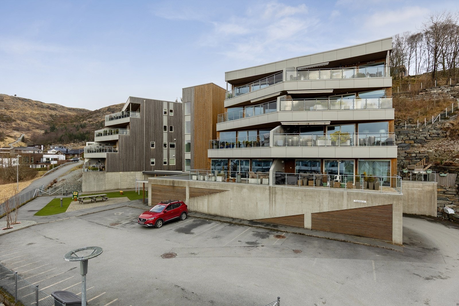 Leiligheten ligger i byggets 4. etasje, og innehar et internt bruksareal på 77m². Dette er en meget flott, moderne og smakfullt innredet leilighet fra 2018. Galleribilde