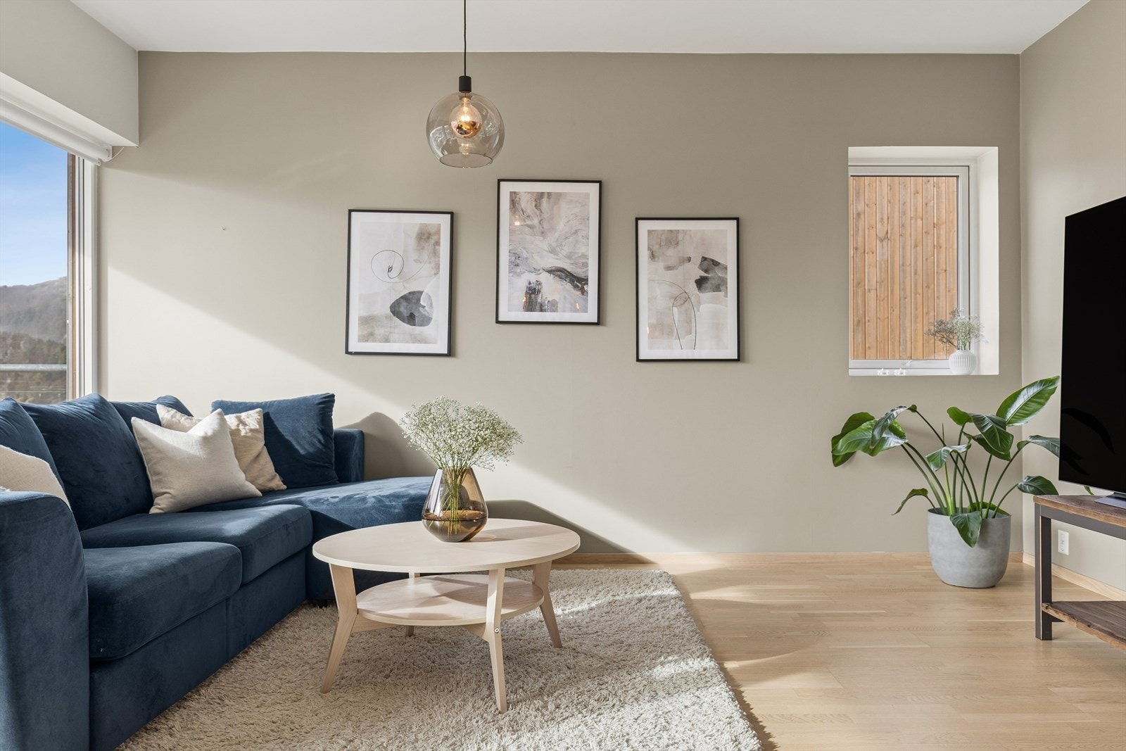 Leiligheten har gjennomgående moderne farge- og materialvalg. Galleribilde