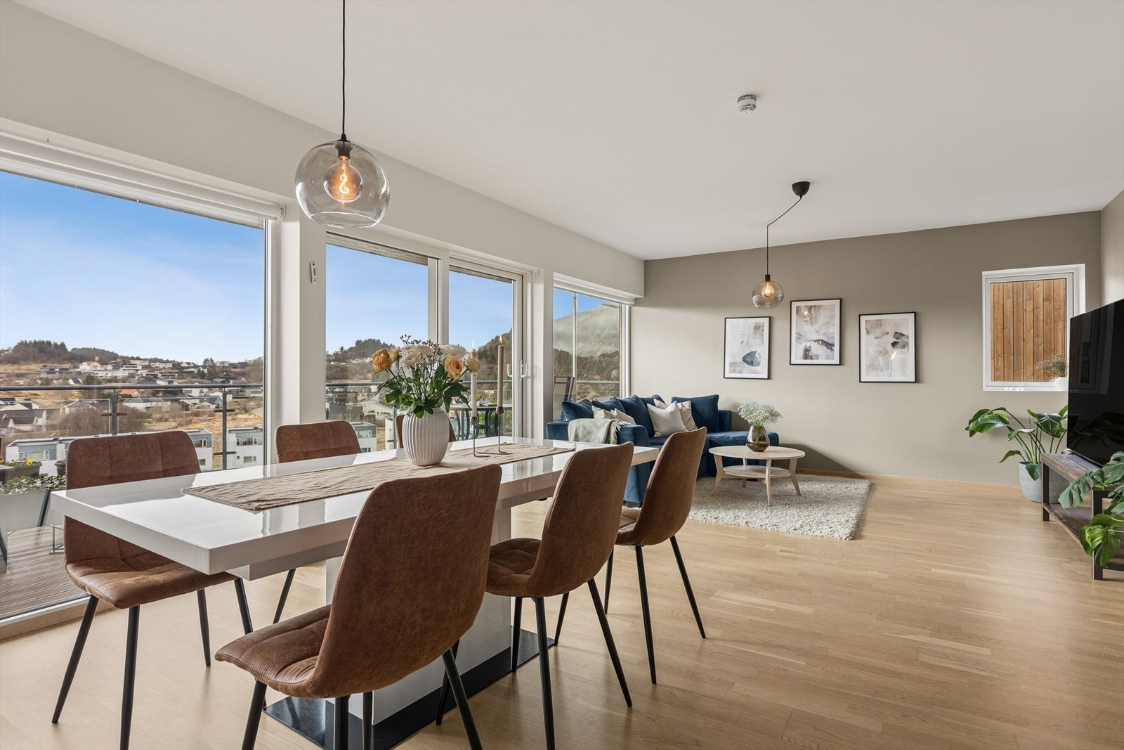 De store vinduene gir leiligheten et svært moderne og luftig preg, og en fantastisk romfølelse. Galleribilde