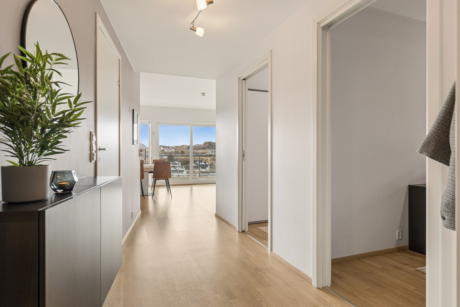 Trivelig og luftig gang som ønsker deg godt førsteinntrykk av denne flotte leiligheten! Galleribilde