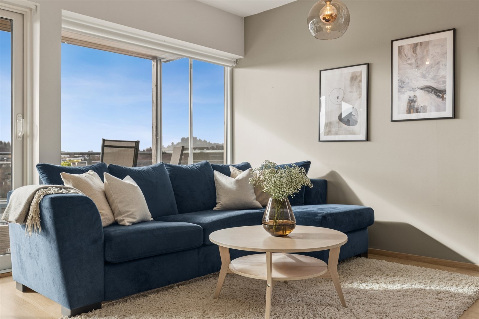 Dette er et rom man virkelig kan slå seg til ro i - et sted som inviterer til avslapning og gode øyeblikk. Galleribilde