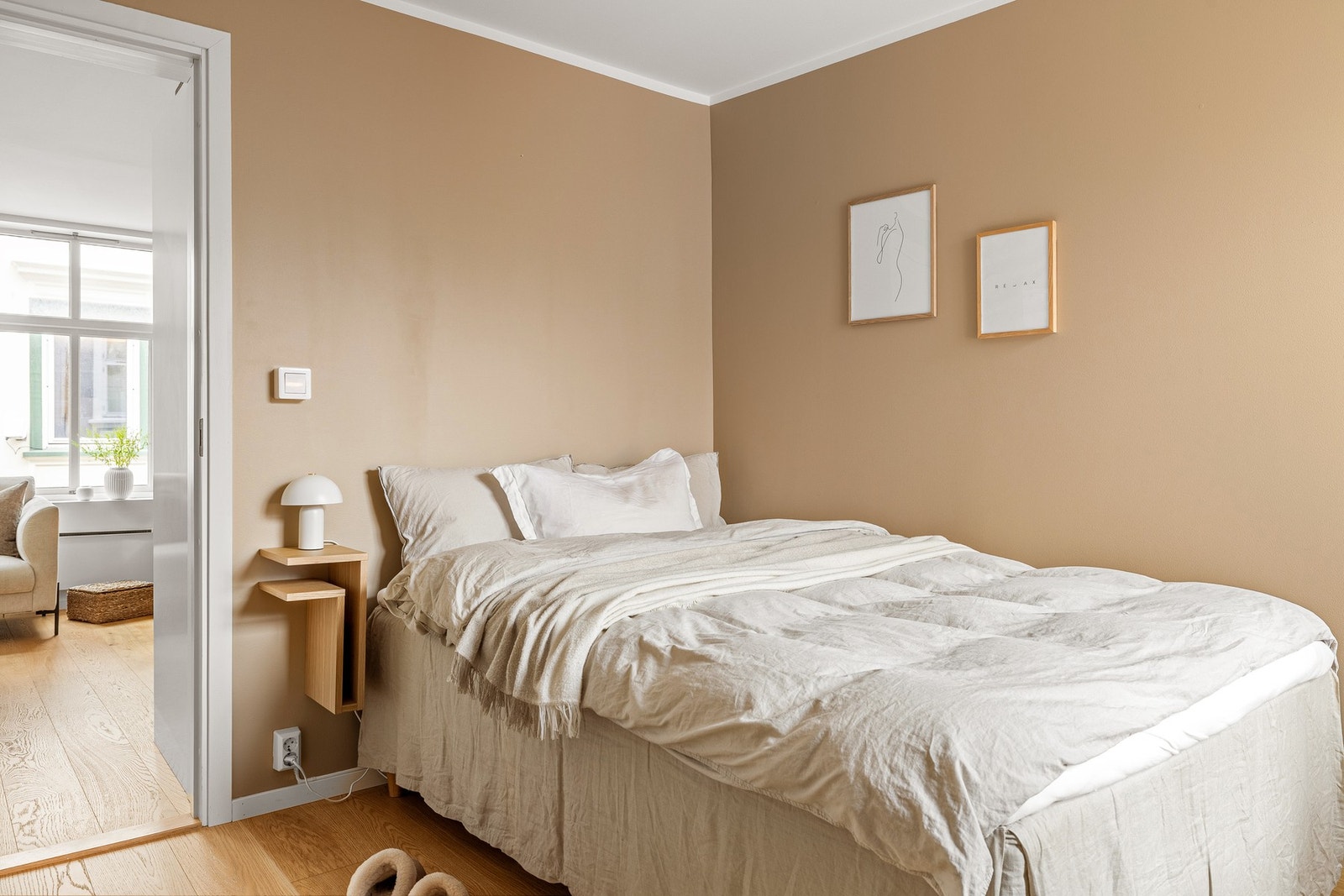 Soverommet måler 9,6 kvm og har god plass til dobbeltseng, nattbord og garderobe Galleribilde