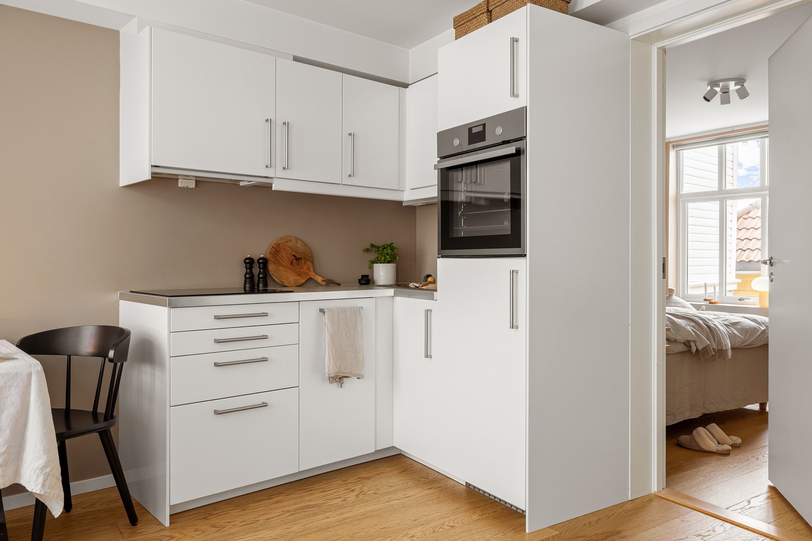 Fra stuen og kjøkkenet er det inngang til soverommet Galleribilde